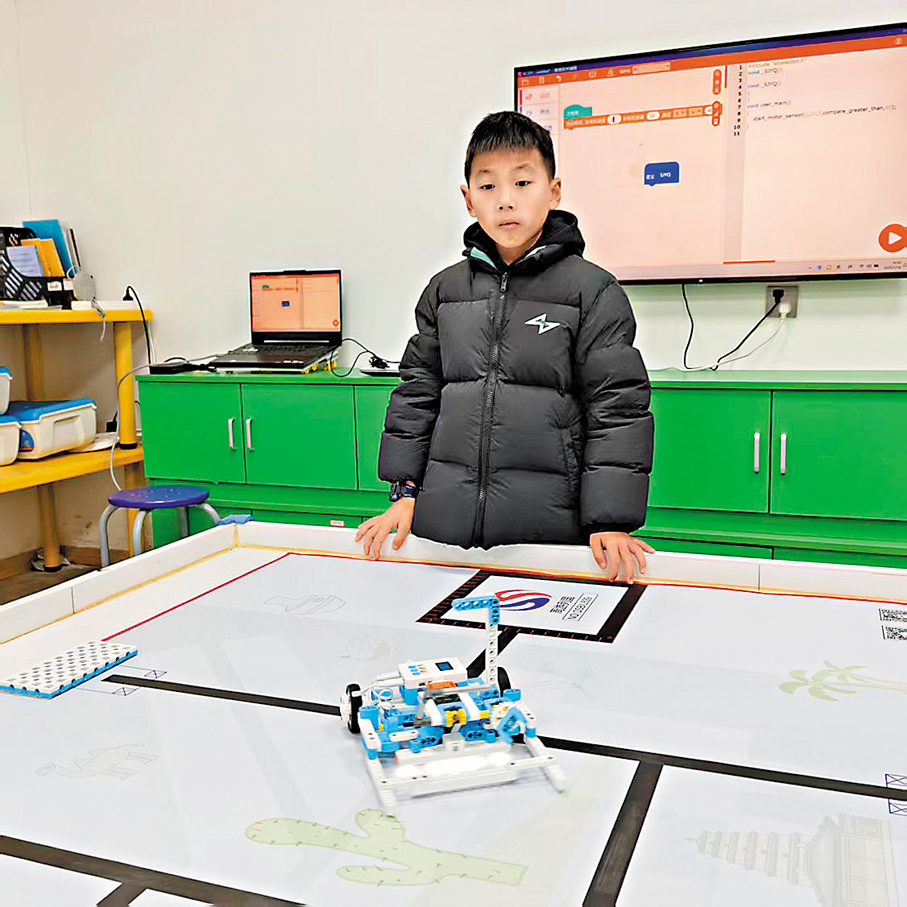 ●朱梓涵在測試機器人。香港文匯報長沙傳真