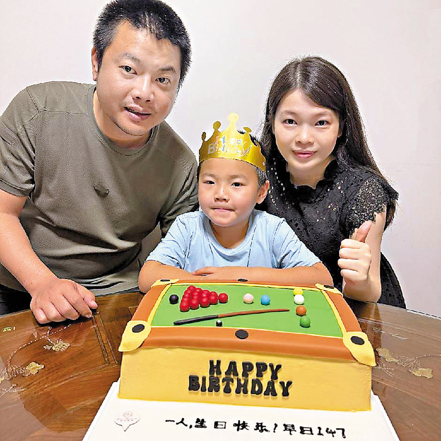 ●5月初，吳一人滿6周歲，生日蛋糕是一張斯諾克球桌，生日願望是拿更多冠軍。香港文匯報東莞傳真