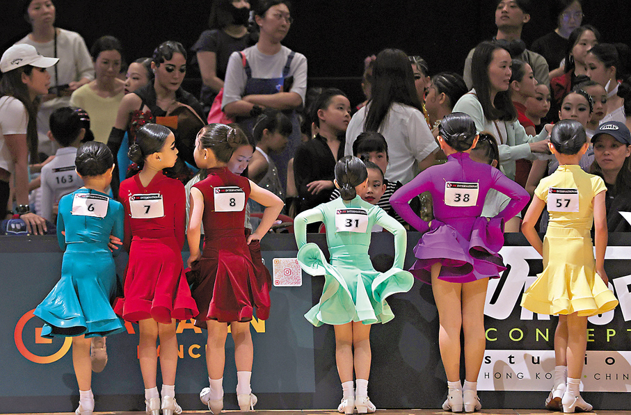 ●搖擺的舞裙盛載着的是一顆顆逐夢的心。 