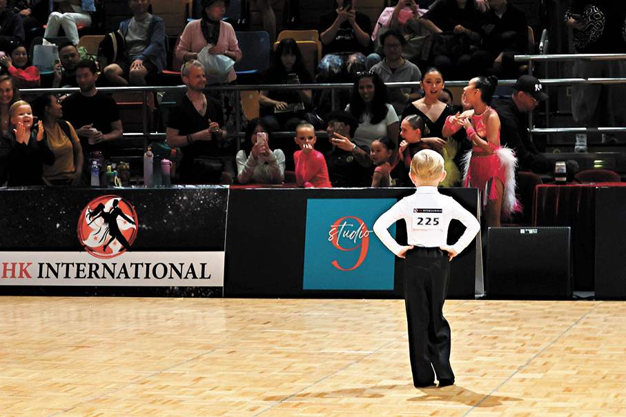 ●年幼身軀成熟且筆直地進入狀態中。  