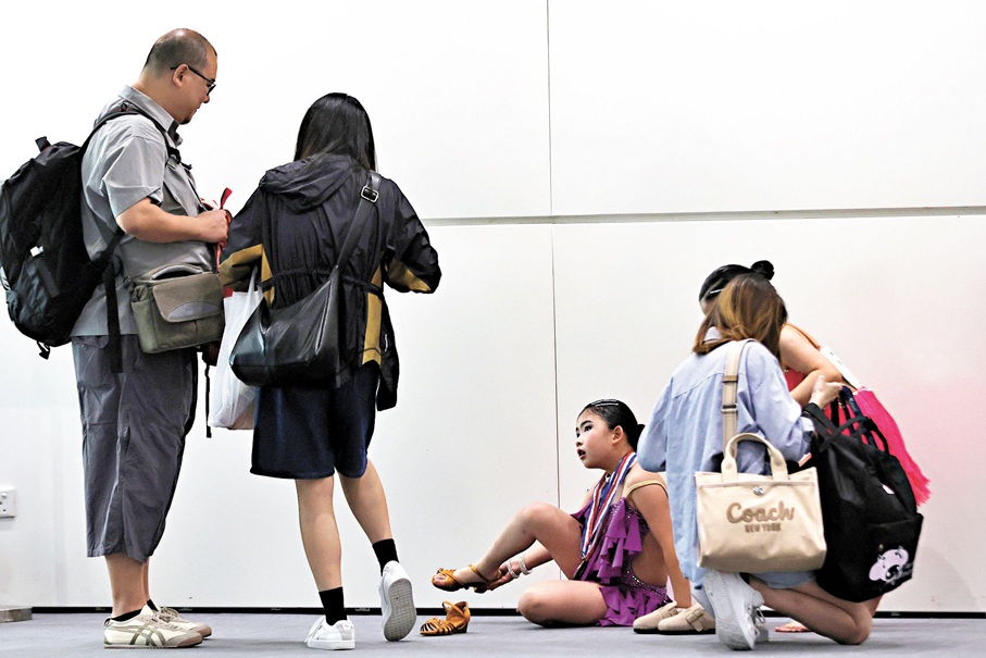 ●一身便裝的父母與女兒成對比。 