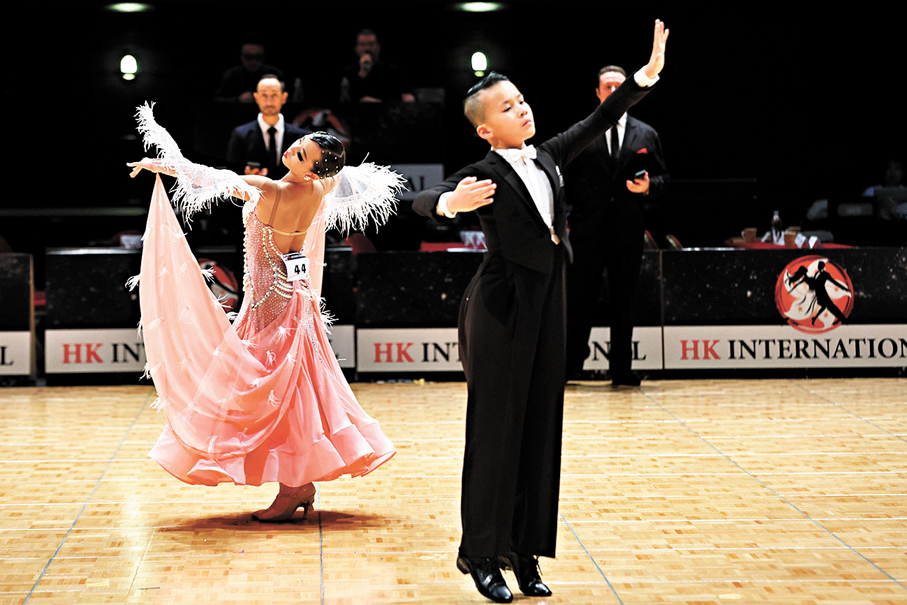 ●華麗的舞衣，虛擬的舞伴，投入的神韻是基本功。 