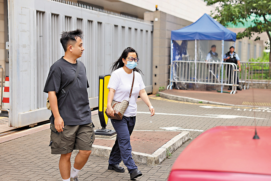 ●何太(右)獲准以5,000元保釋。  香港文匯報記者鄧偉明  攝