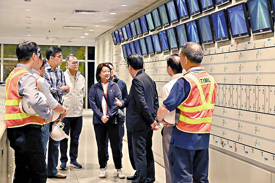 ●李頌恩（右四）昨日凌晨到大欖隧道行政大樓視察。運輸署Fb圖片