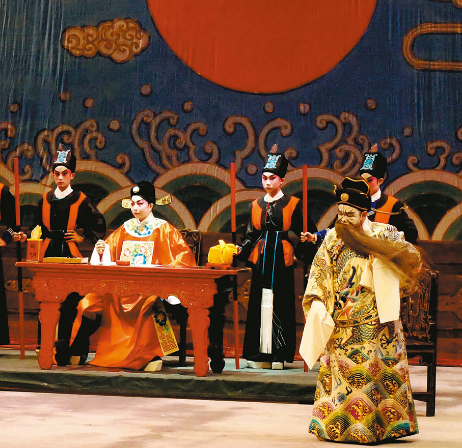 ●聲輝粵劇推廣協會為靈實恩光成長中心籌款演出折子戲，其中有由少年演員張雅泳與莫鈞麟合演的《打嚴嵩》。