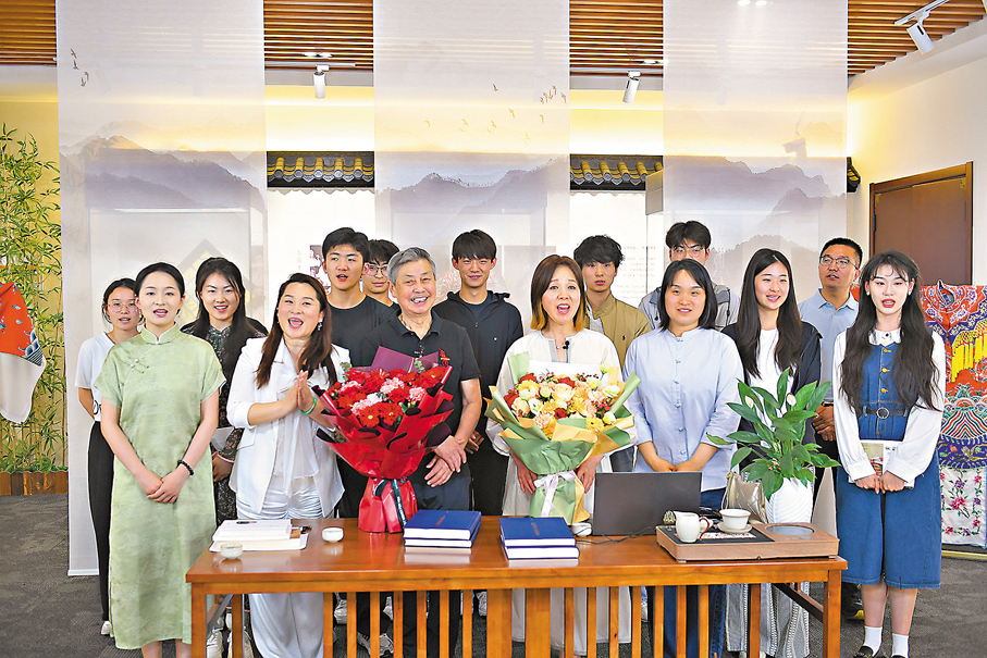 ●陳小芳（中）、黃梅戲表演藝術家黃新德（前排左三）與安徽藝術學院師生同唱黃梅戲經典曲目《夫妻雙雙把家還》。