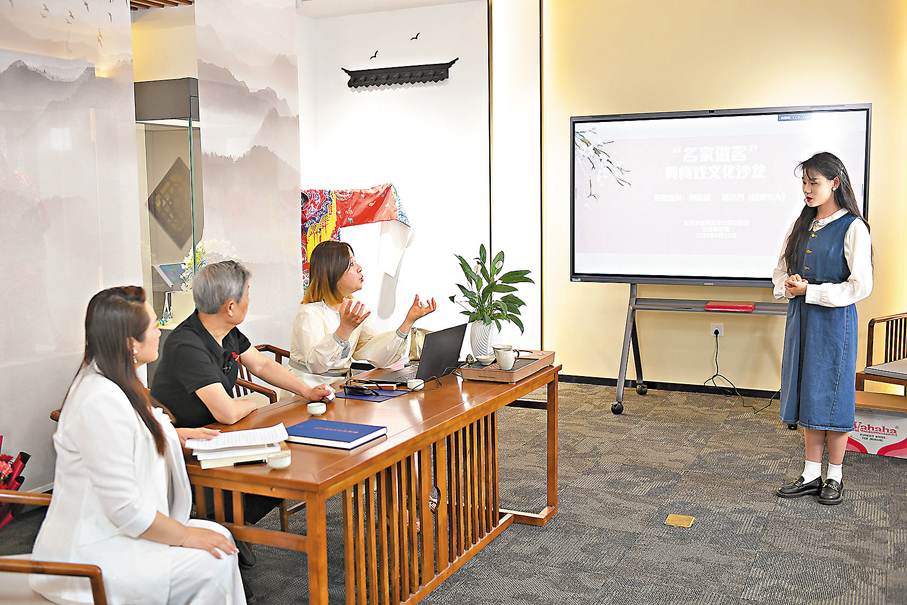 ●陳小芳（左三）在安徽藝術學院，指導學生唱戲。