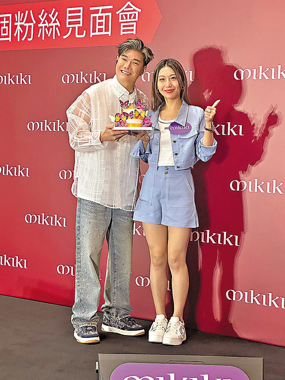 ●支嚳儀(右)向張與辰送上她親手做的蛋糕。子棠 攝