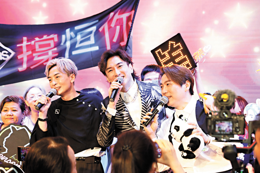 ●胡渭康、顏志恒與顏米羔合唱。