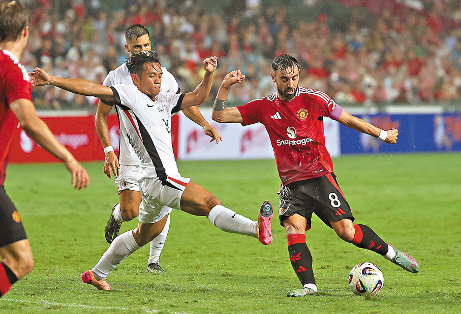 ●友賽港足隨時成為般奴（右）曼聯生涯最後一戰。  路透社