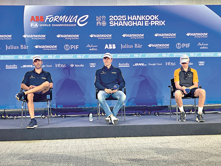 ●上海站第一回合前三車手接受賽後採訪。  香港文匯報記者夏微 攝