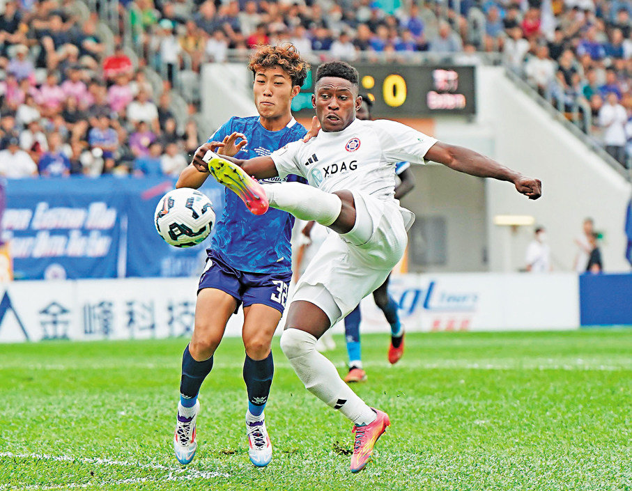 ●巴科爾（右）4分鐘內連入3球，助東方取勝。