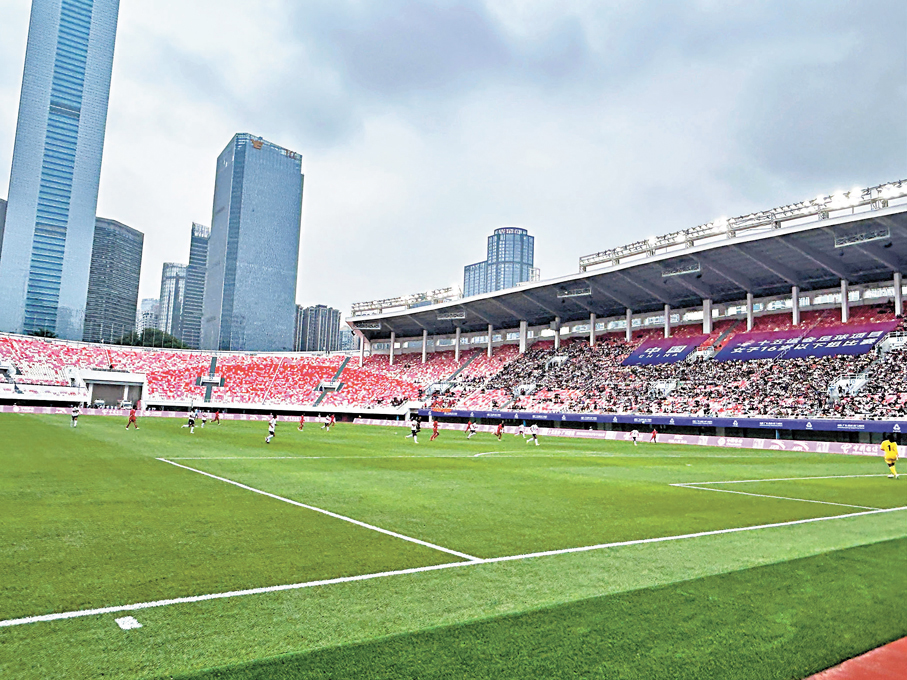 ●圖為天河訓練中心上演廣東隊對寧夏隊的女足U16賽事。 香港文匯報記者敖敏輝  攝