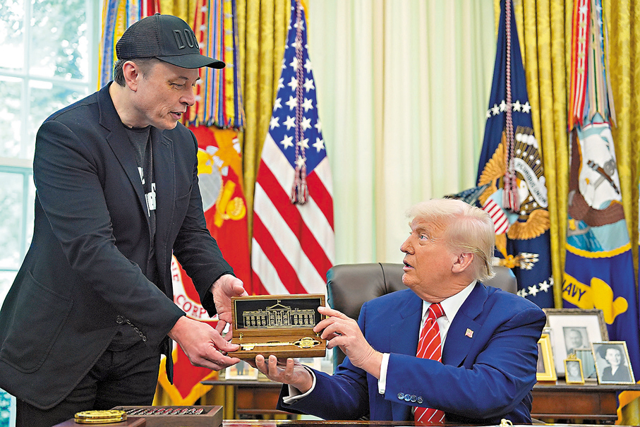 ●特朗普在白宮舉行記者會「送別」馬斯克，向馬斯克送上一把金鑰匙。 美聯社