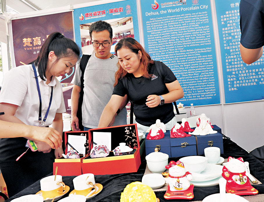 ●首次亮相家鄉市集的德化白瓷工藝品是福建社團聯會展銷攤位的一大亮點。 香港文匯報記者萬霜靈 攝