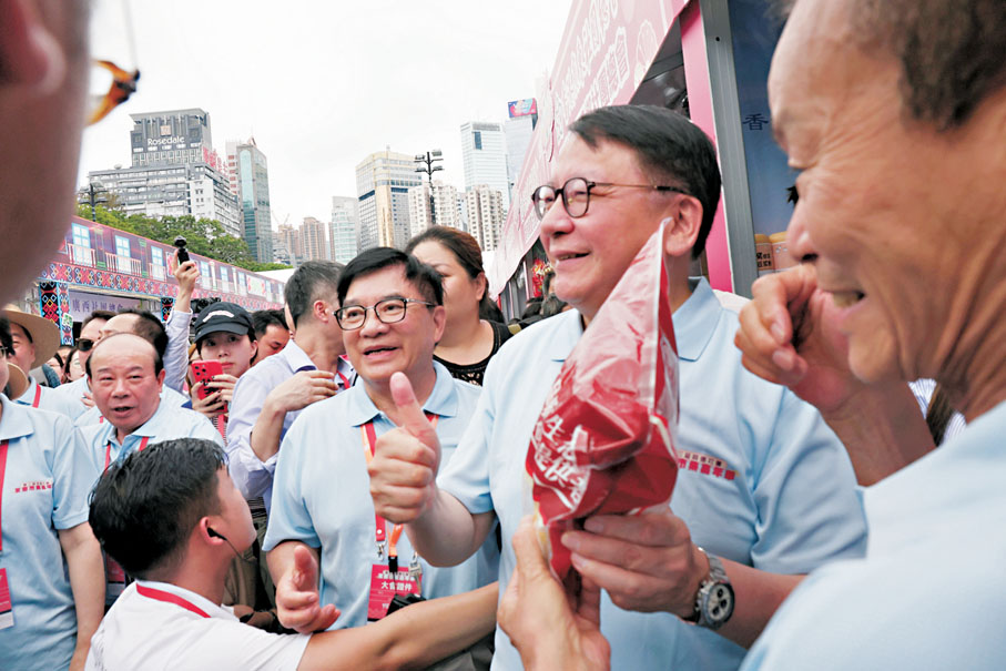 ●陳國基在市集停留約半小時，購買金嗓子喉糖、清遠雞、河南道口燒雞等產品。 香港文匯報記者萬霜靈 攝