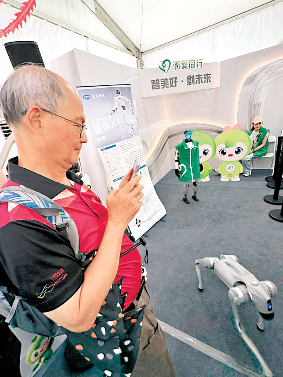 市民梁先生：機械狗竟可擺出多種造型，又會撒嬌及與人握手，跟真的寵物狗一樣，十分有趣。