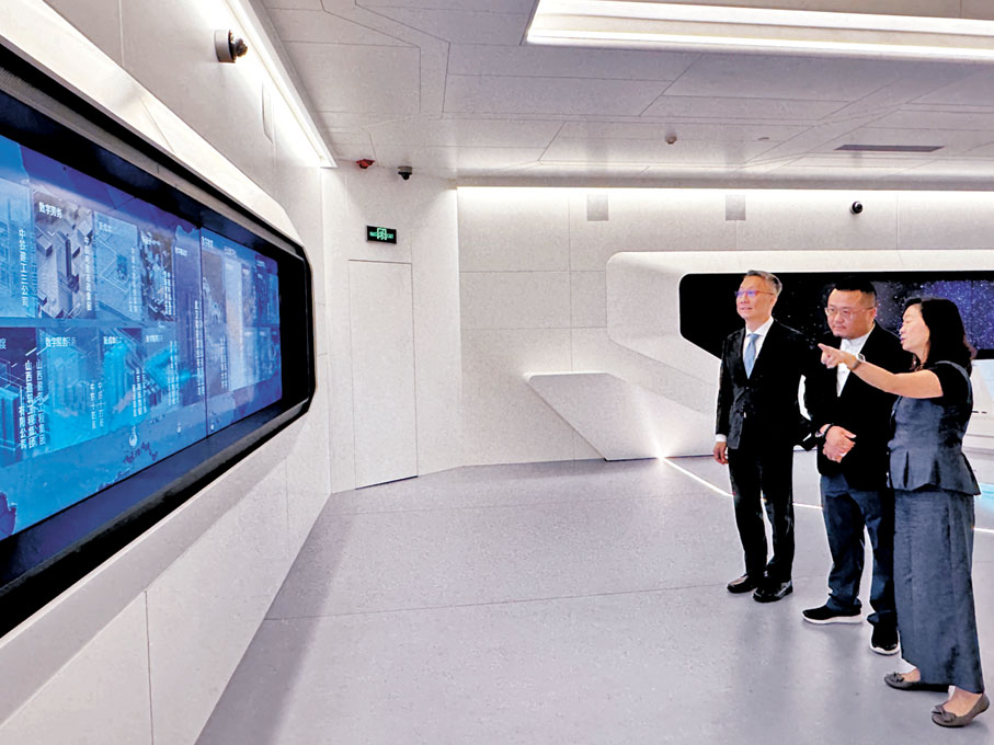 ●投推署、貿發局負責人回訪廣聯達，了解企業後續需求。記者馬靜  攝