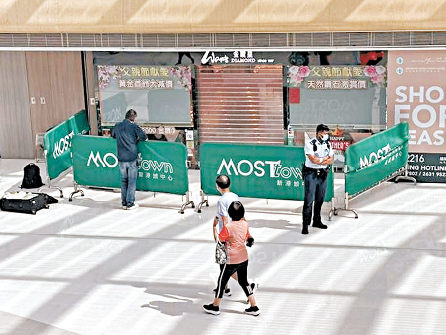 ●成為爆竊目標的珠寶店一度被圍封及有警員在場駐守。 網上圖片