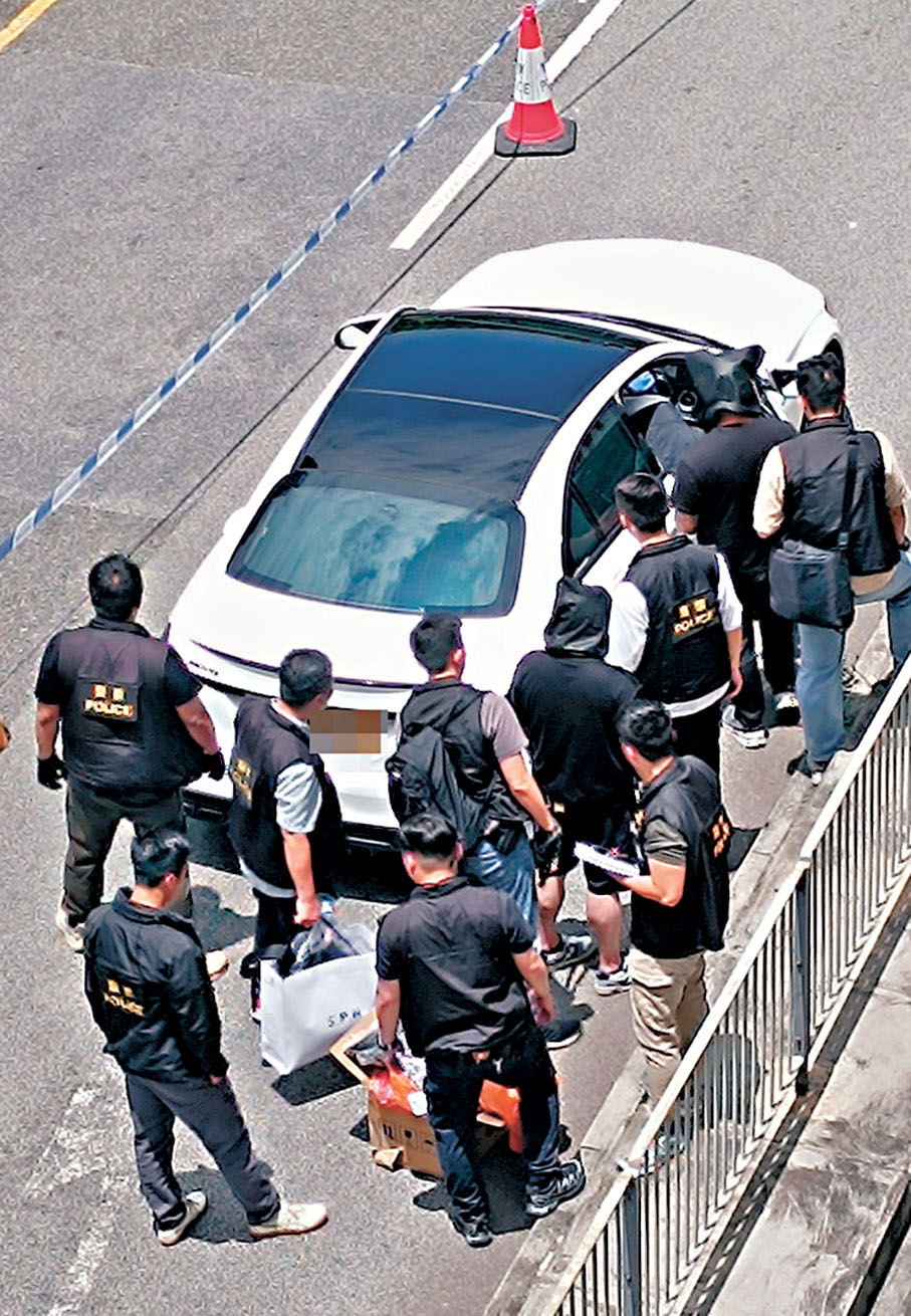 ●其中兩名歹徒被黑布蒙頭協助搜查涉案車輛。網上圖片