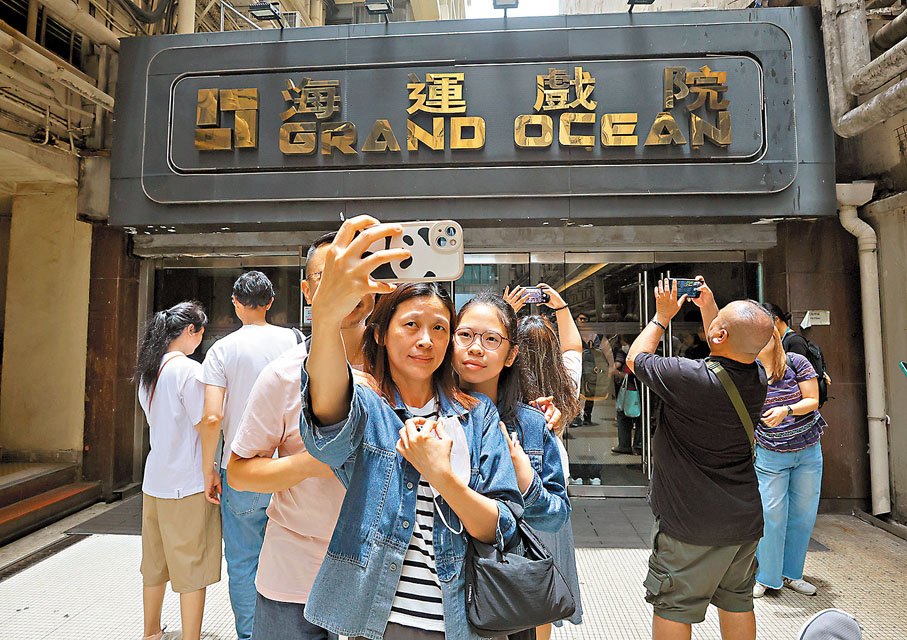 ●影迷在戲院門前打卡。 香港文匯報記者郭木又  攝