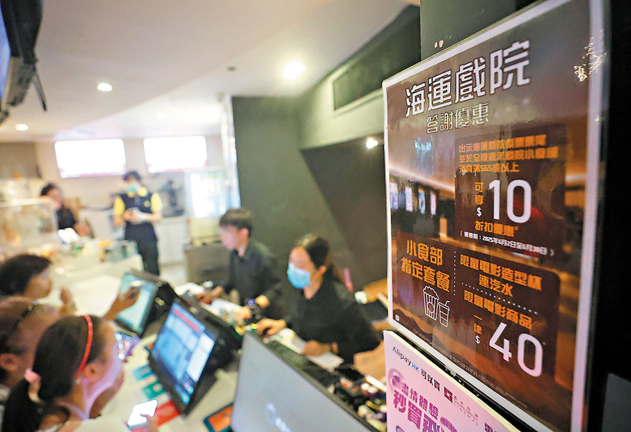 ●售票處排長龍。  香港文匯報記者郭木又  攝