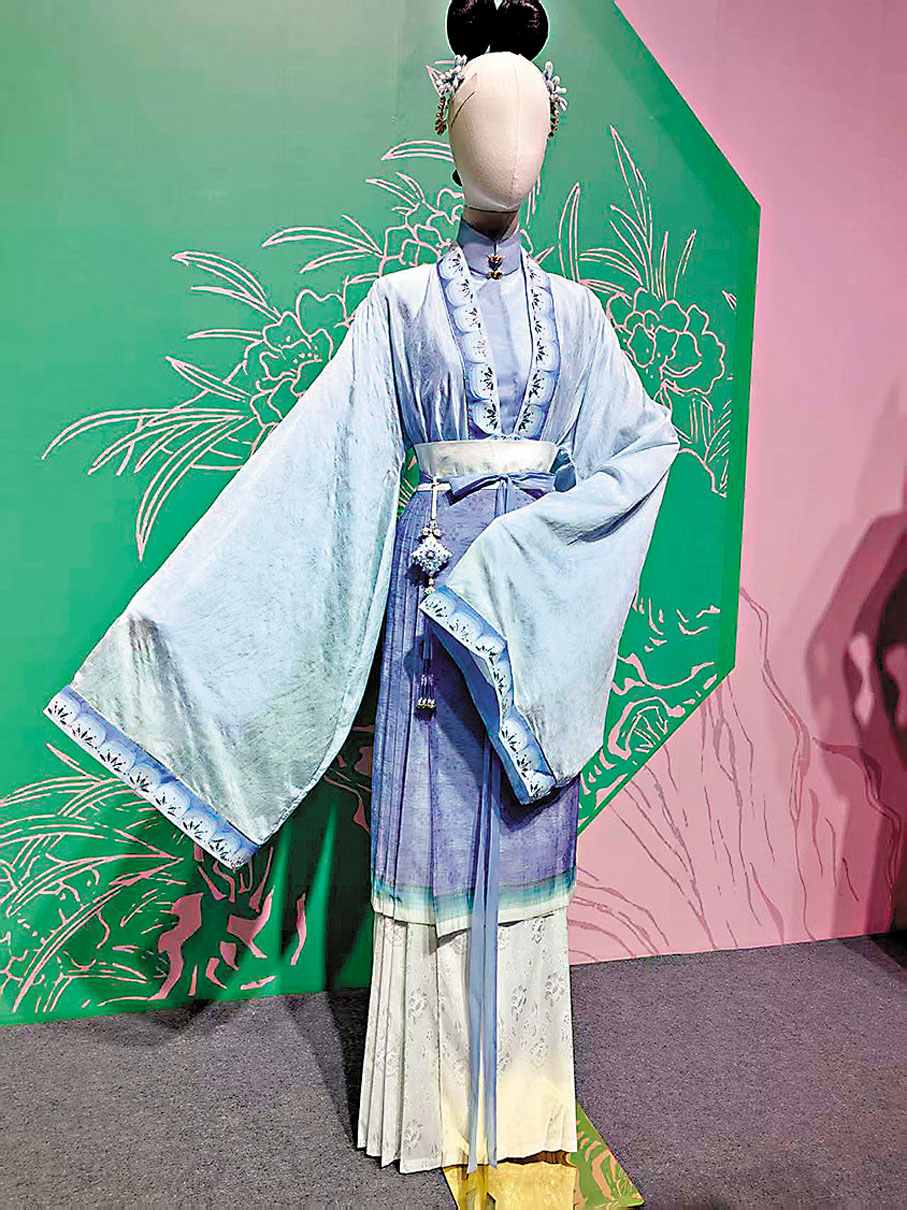 ●林黛玉的服飾領緣採用現代激光切割技術展現傳統三藍繡藝術。