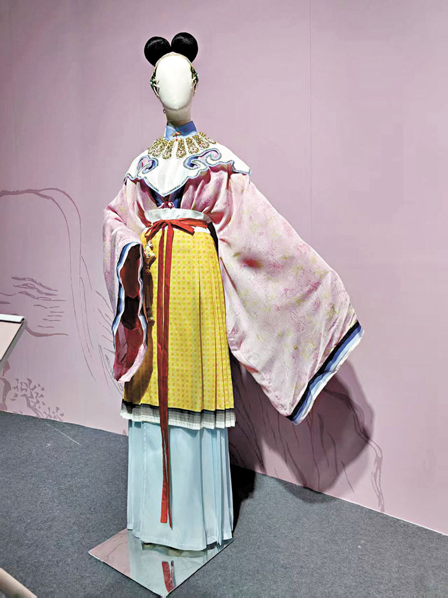 ●秦可卿的對襟短衫紋樣復刻原作蝶戀花紋樣樣式。