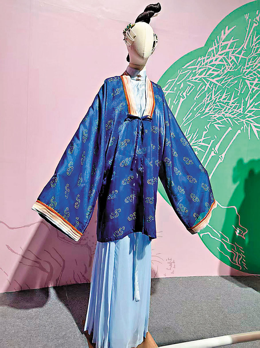 ●李紈的服飾沉穩端莊，外層披風展現出略帶缺口的雲氣紋樣式。