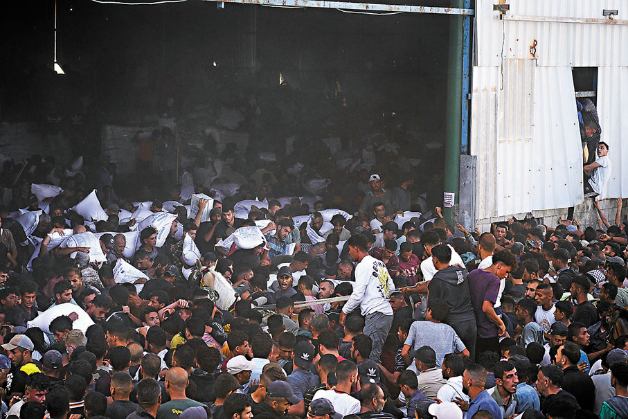 ●巴人在位於加沙中部扎瓦伊達的糧食倉庫搬運麵粉。 美聯社