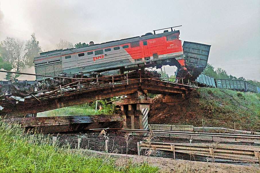 ●庫爾斯克州一座鐵路橋樑被炸毀，一列貨運列車部分車廂墜落公路。 美聯社