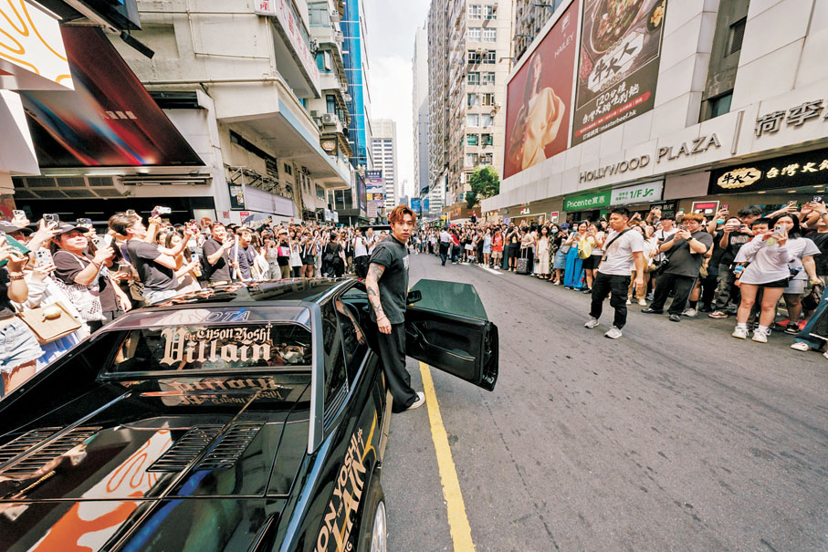 ●Tyson Yoshi親駕古董跑車到鬧市。