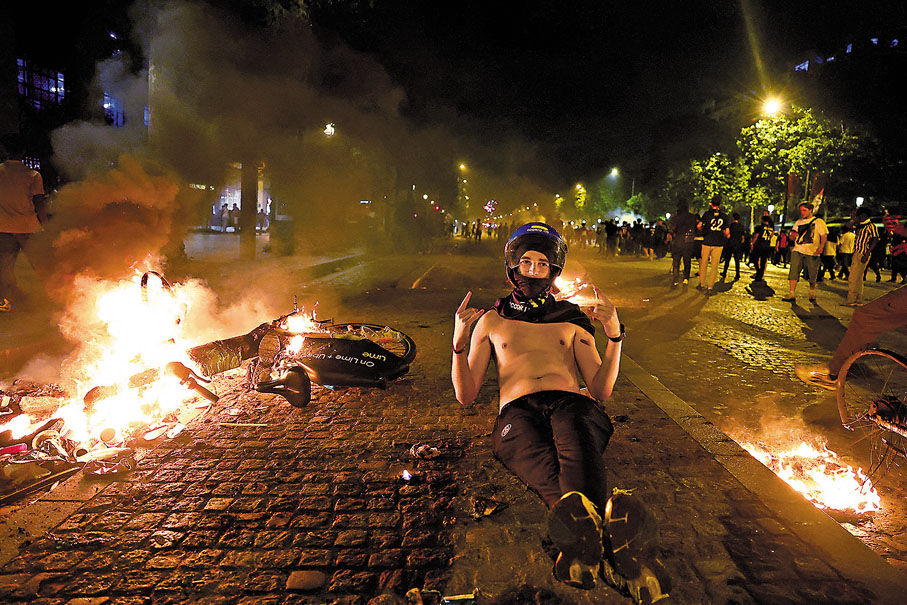 ●法國球迷慶祝演變成騷亂。  路透社