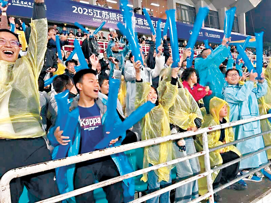 ●觀眾冒雨排隊觀賽，體育場內座無虛席。網上圖片  