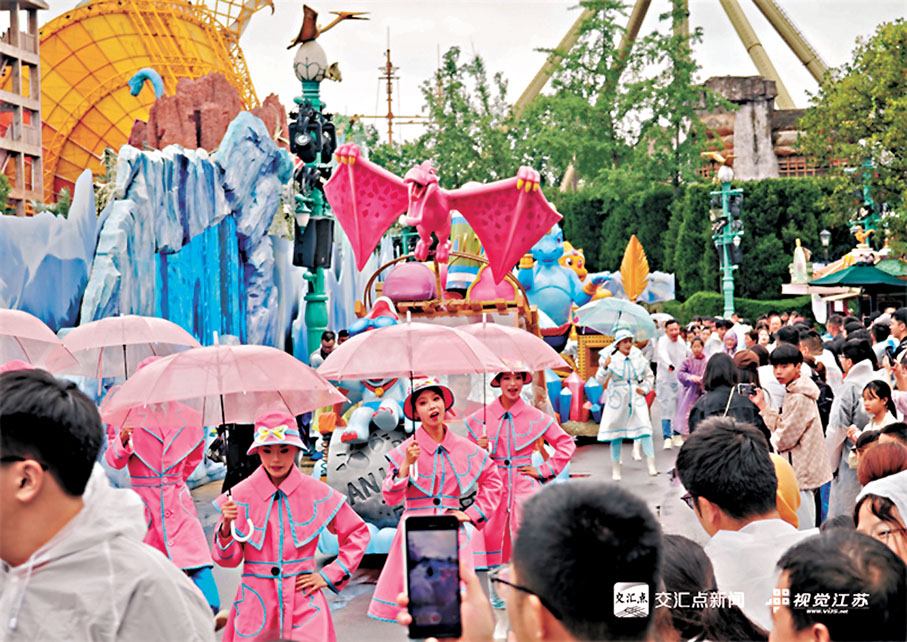 ●6月1日，常州中華恐龍園迎來客流高峰。網上圖片
