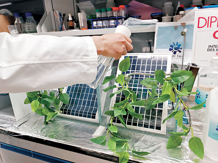 ●納米級顆粒具超親水特性，當塗層表面遇水時，能形成一層薄水膜。香港文匯報記者陸雅楠  攝