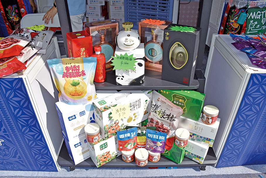 ●攤位設有貴州白酒。