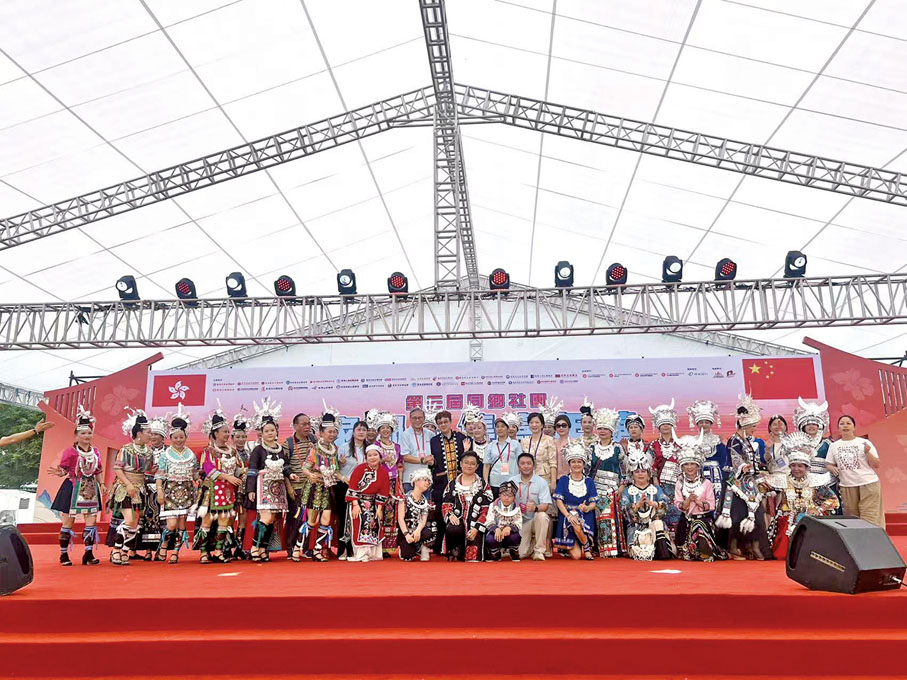 ●香港貴州聯誼會30多成員身穿民族服裝，在舞台展示貴州民族風情文藝表演。