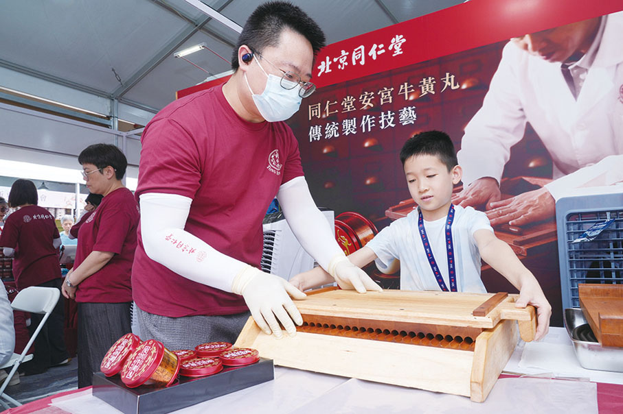 ●小朋友於現場體驗搓丸技藝。