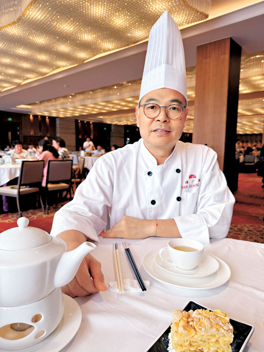 ●白天鵝賓館點心廚房大廚譚廣燐。香港文匯報記者黃寶儀  攝