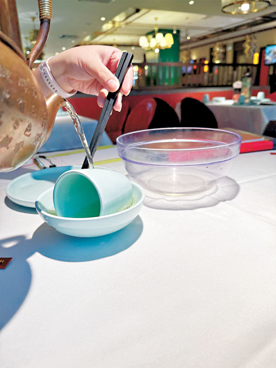 ●食客在餐前「啷碗」。 香港文匯報記者黃寶儀  攝