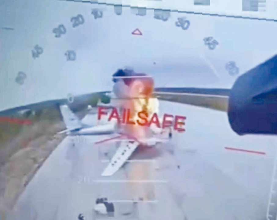 ●烏無人機在俄軍事基地向停泊軍機進行轟炸。 美聯社