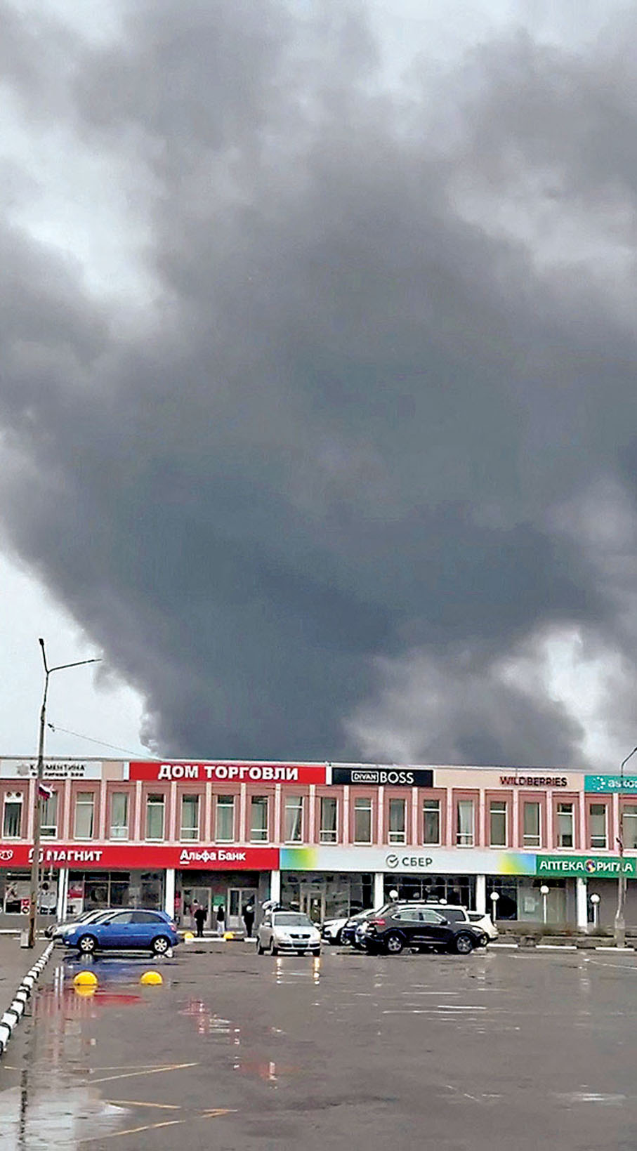 ●其中一處受襲地點冒起濃煙。 路透社