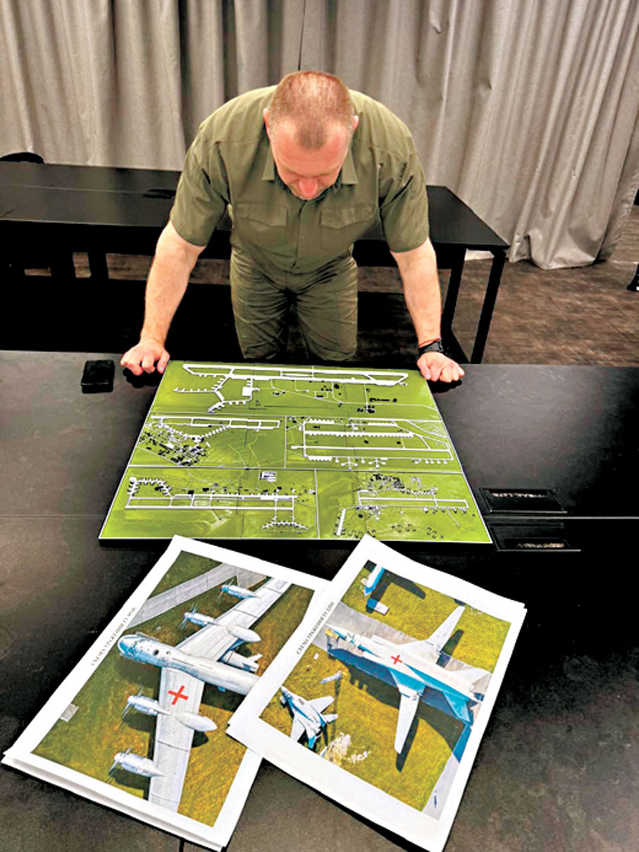 ●烏克蘭安全局局長馬柳克檢視襲擊計劃。 法新社