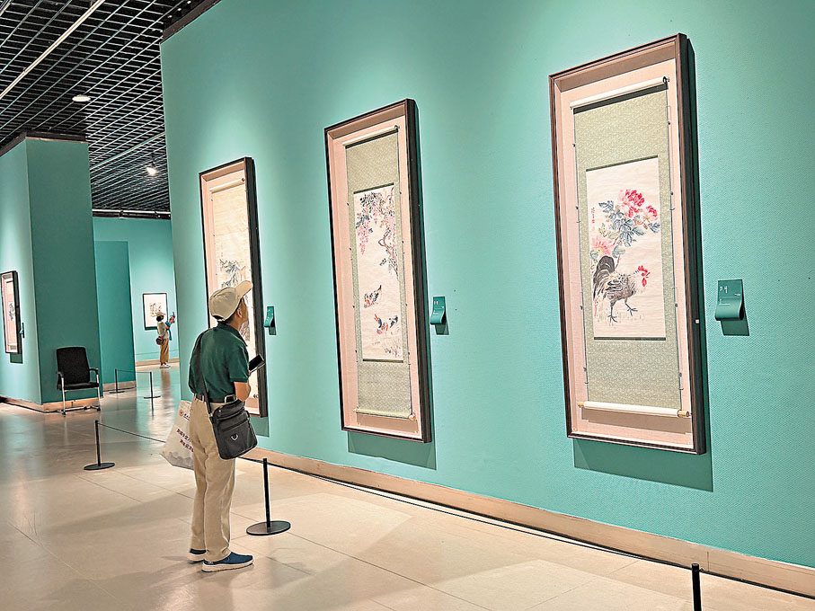 ●觀眾仔細觀看展覽作品。