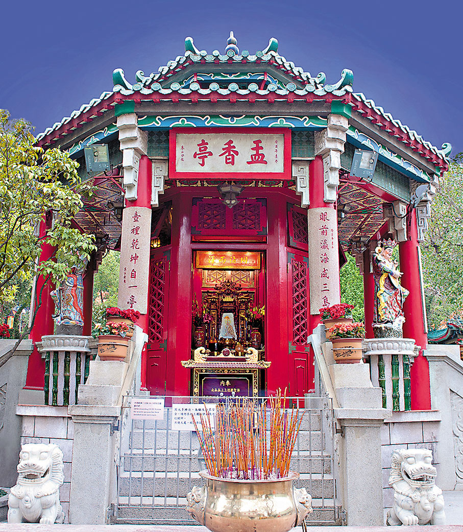 ●黃大仙祠盂香亭，建築上保留了四位清太史親題的匾額與楹聯，極具文化價值。 作者供圖