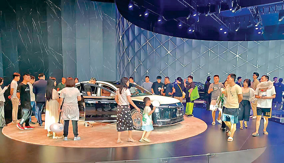 ●華為推出的豪華車款尊界S800吸引無數觀眾圍觀。 記者李昌鴻  攝