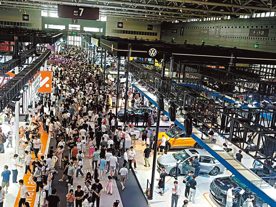 ●端午假期大量觀眾擠爆粵港澳大灣區車展。 記者李昌鴻  攝