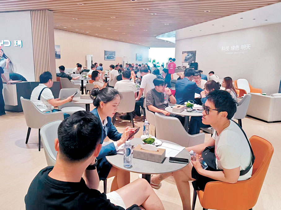 ●大量客戶簽約購買比亞迪新車。記者李昌鴻  攝