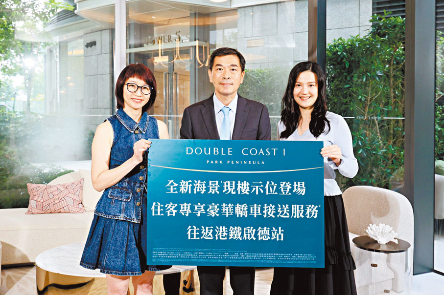 ●會德豐地產黃光耀（中）表示，集團下半年有機會推出3個項目，包括古洞第24區項目、黃竹坑港島南岸6期，以及啟德承豐道18號項目。